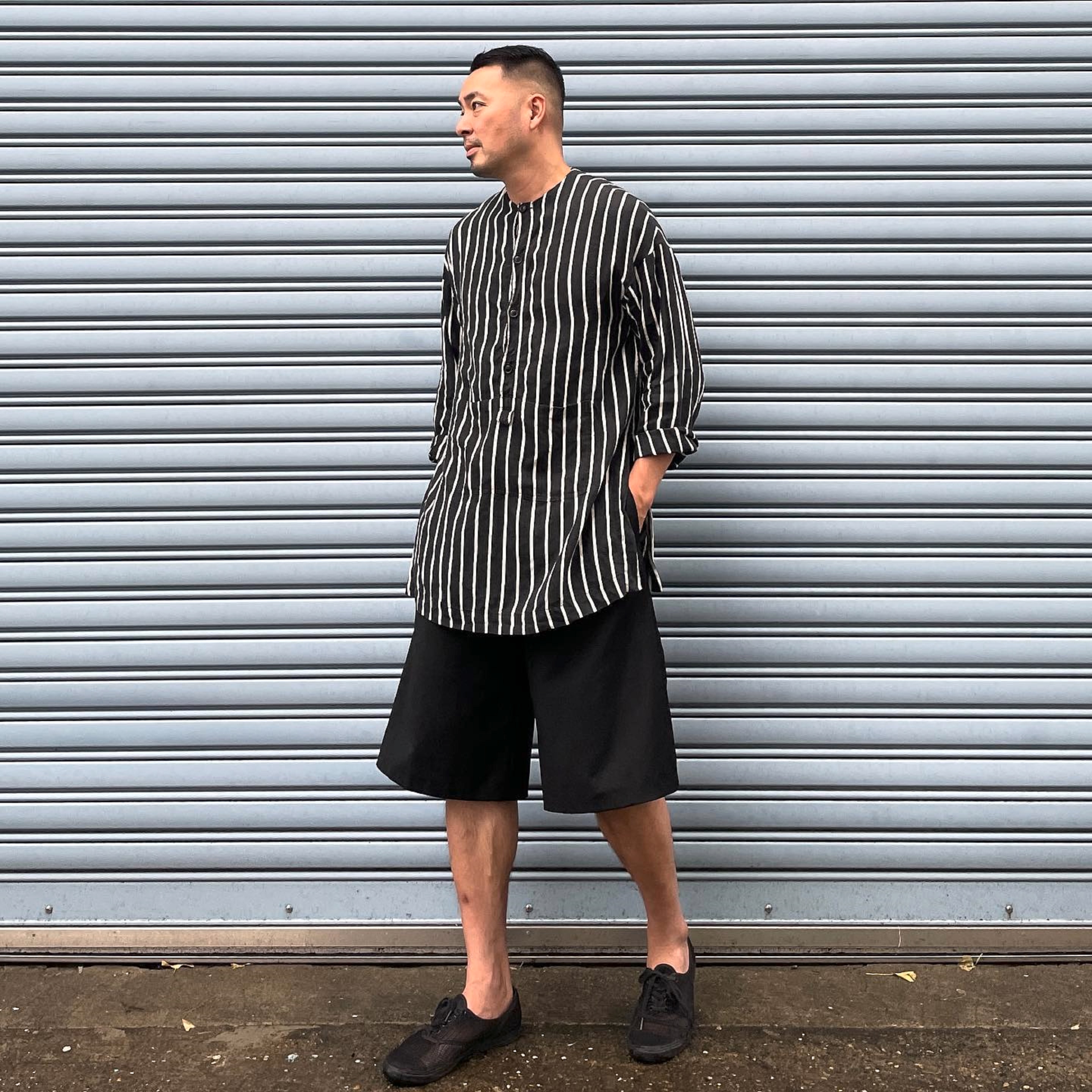 pria asia dengan outfit pria keren Kemeja Motif Stripes Vertikal