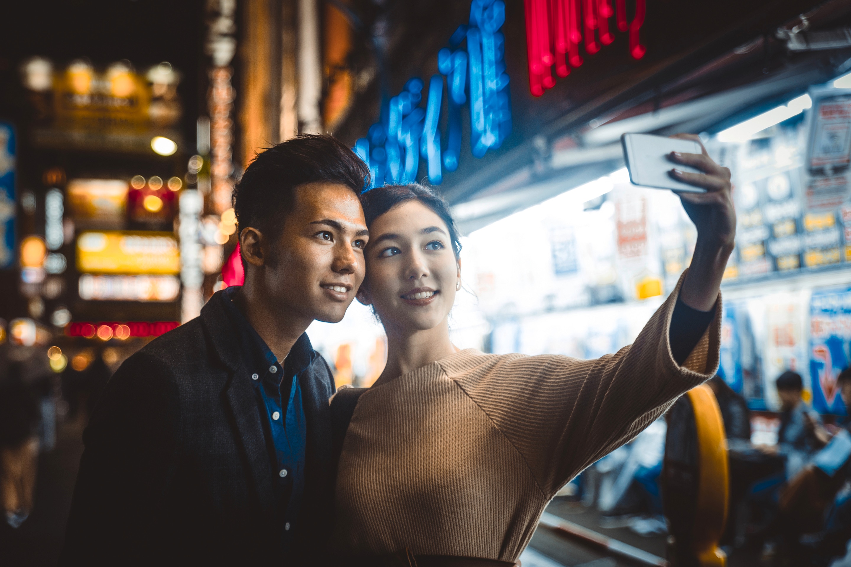 Pasangan pria dan wanita Asia sedang berfoto selfie