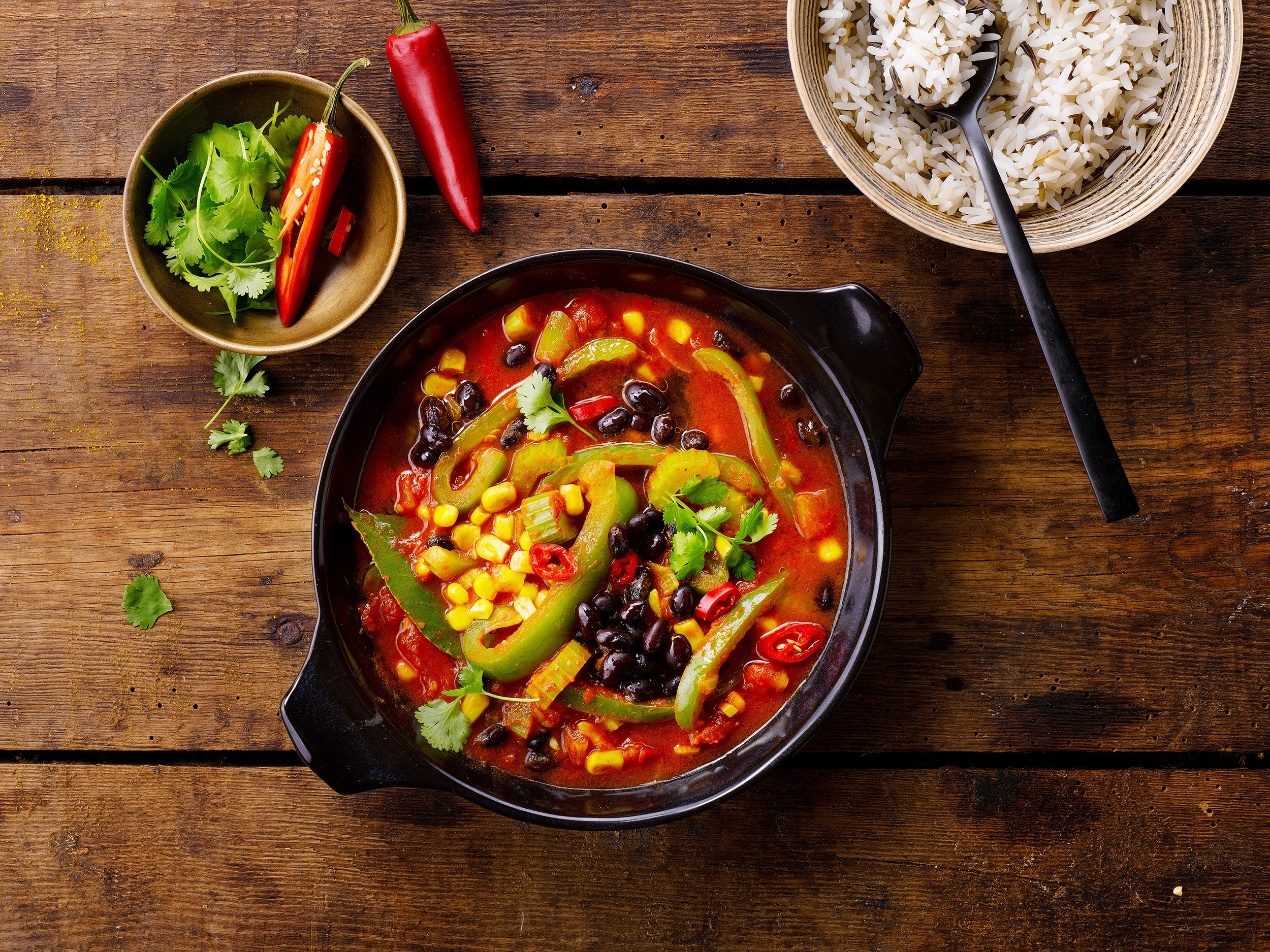 veganes Chili mit Bohnen und Paprika