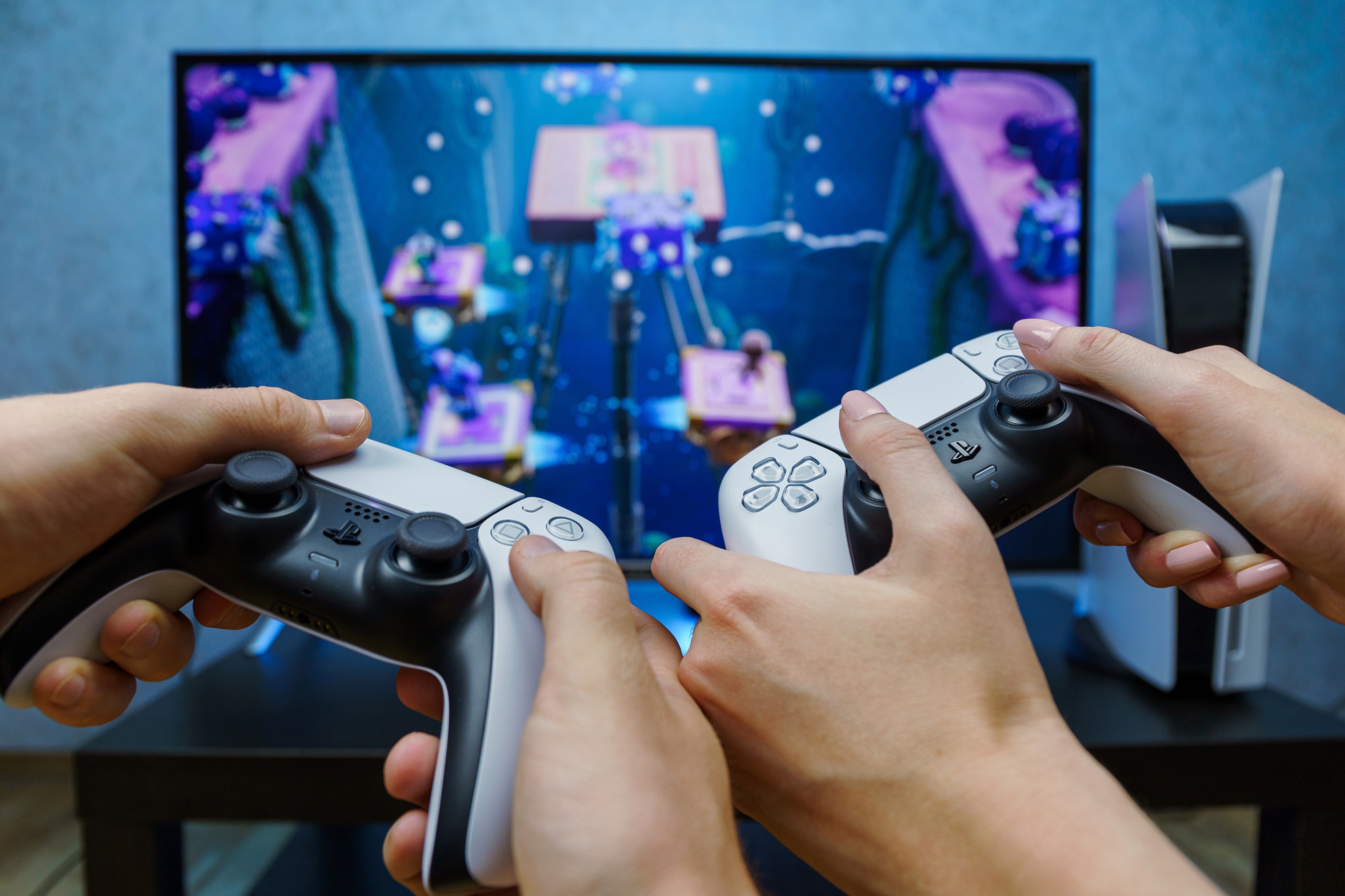 pria sedang bermain game playstation 5