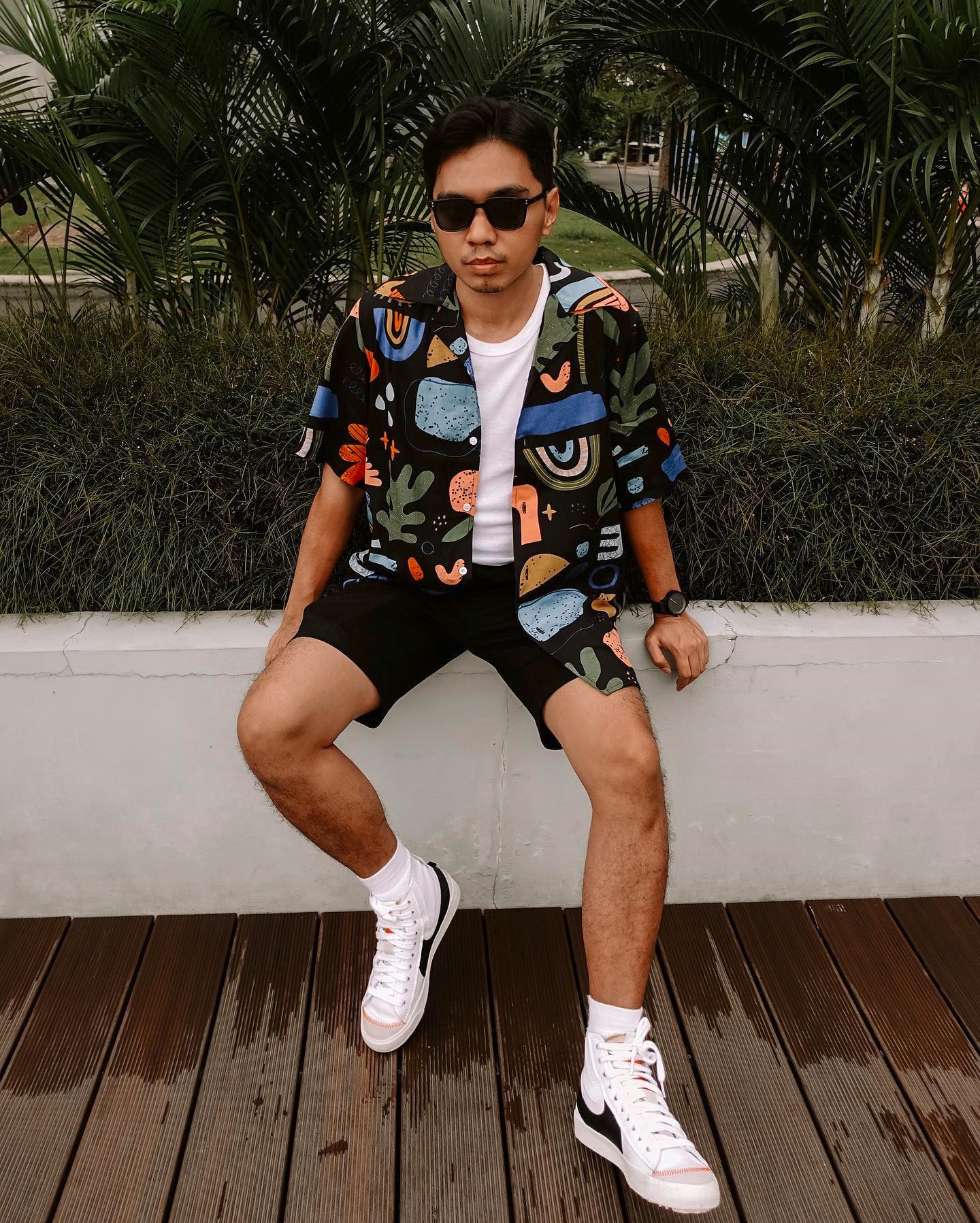 raymond muaya dengan ootd ke pantai