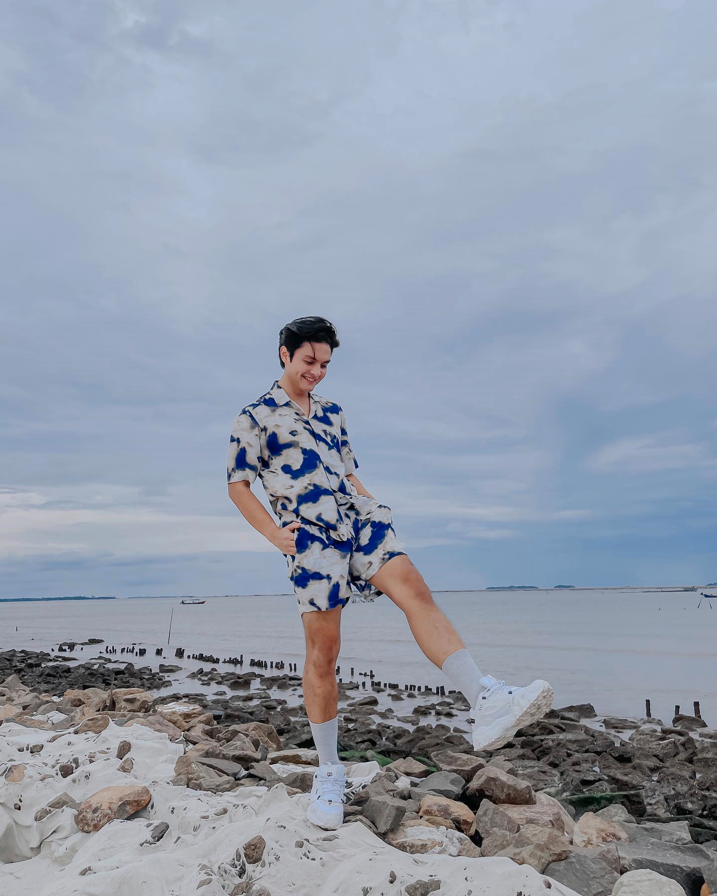tysna saputra dengan ootd ke pantai motif tie dye