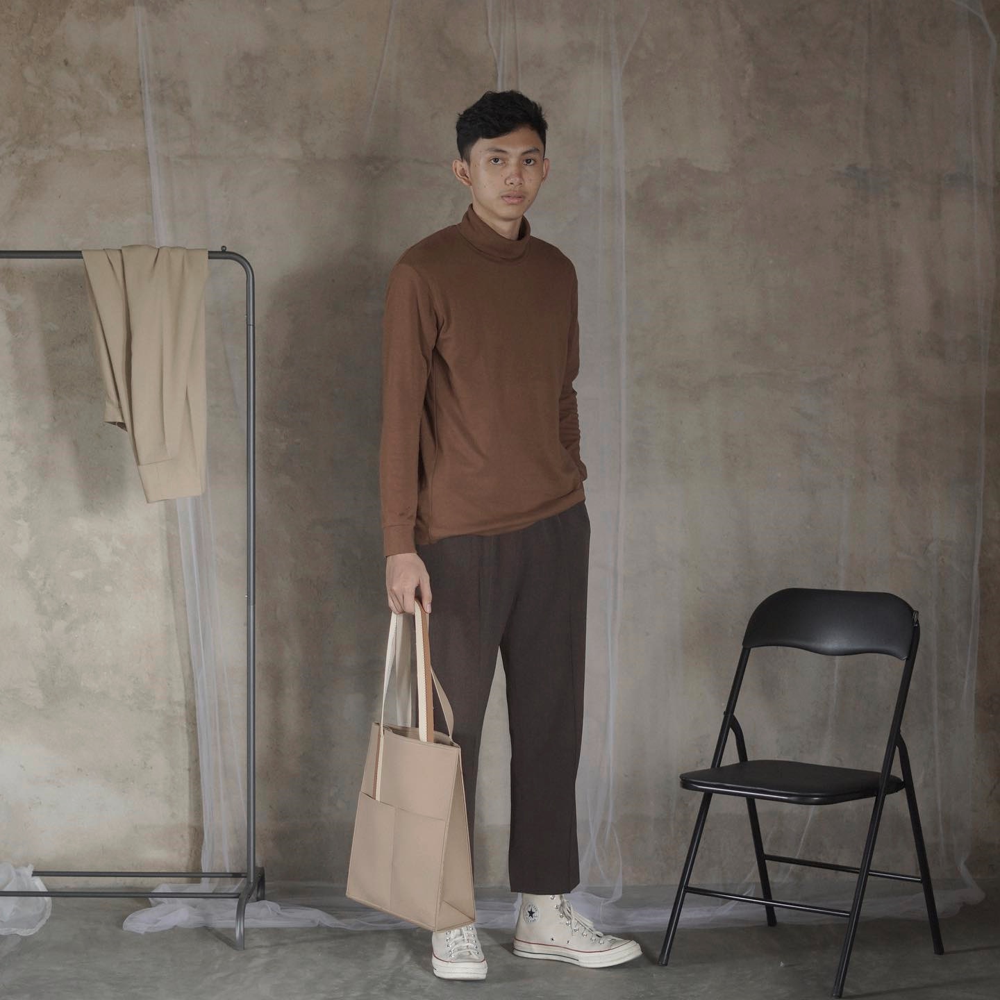 pria asia dengan Turtleneck Top + Celana Rileks