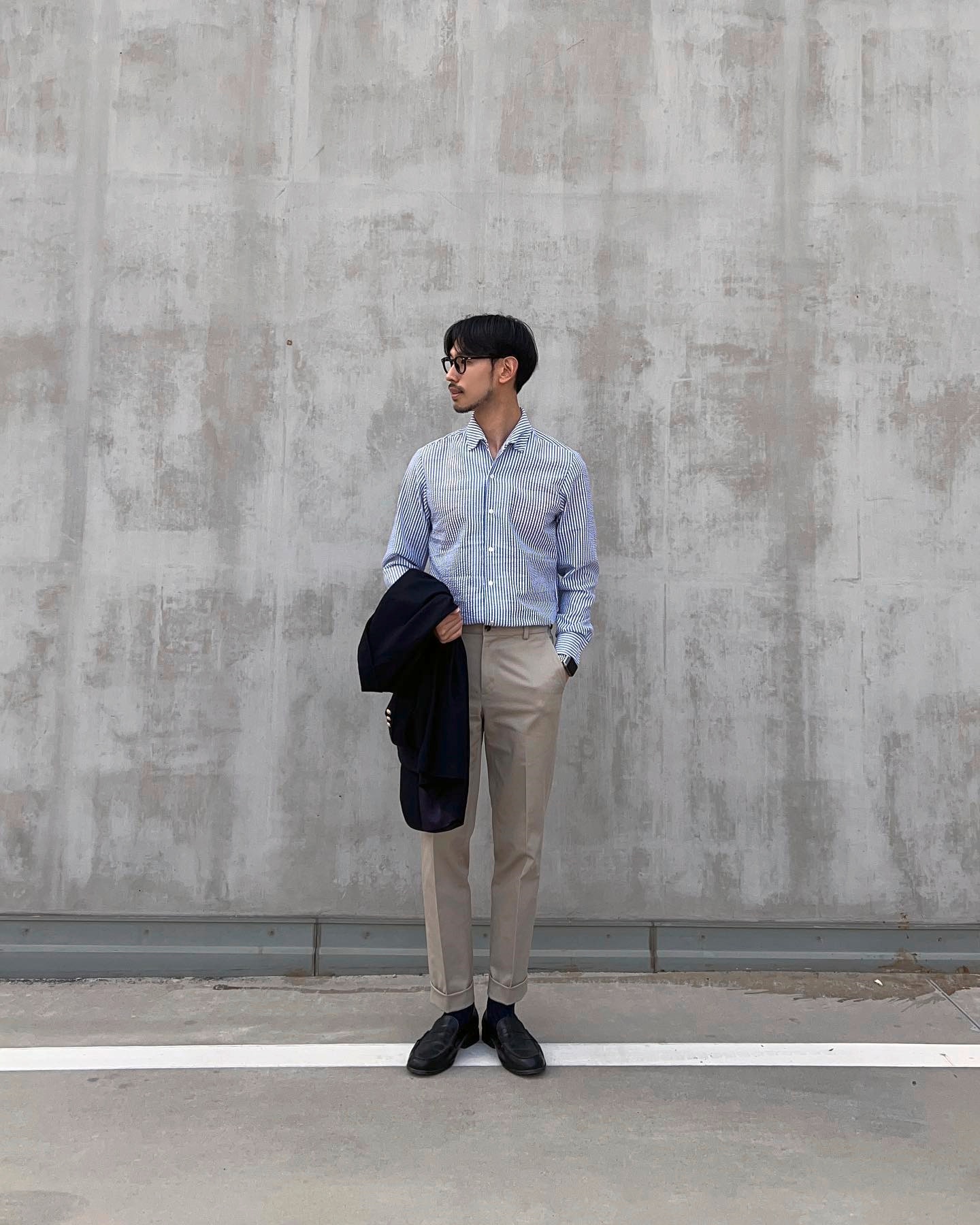 pria asia dengan Kemeja Garis + Celana Chino
