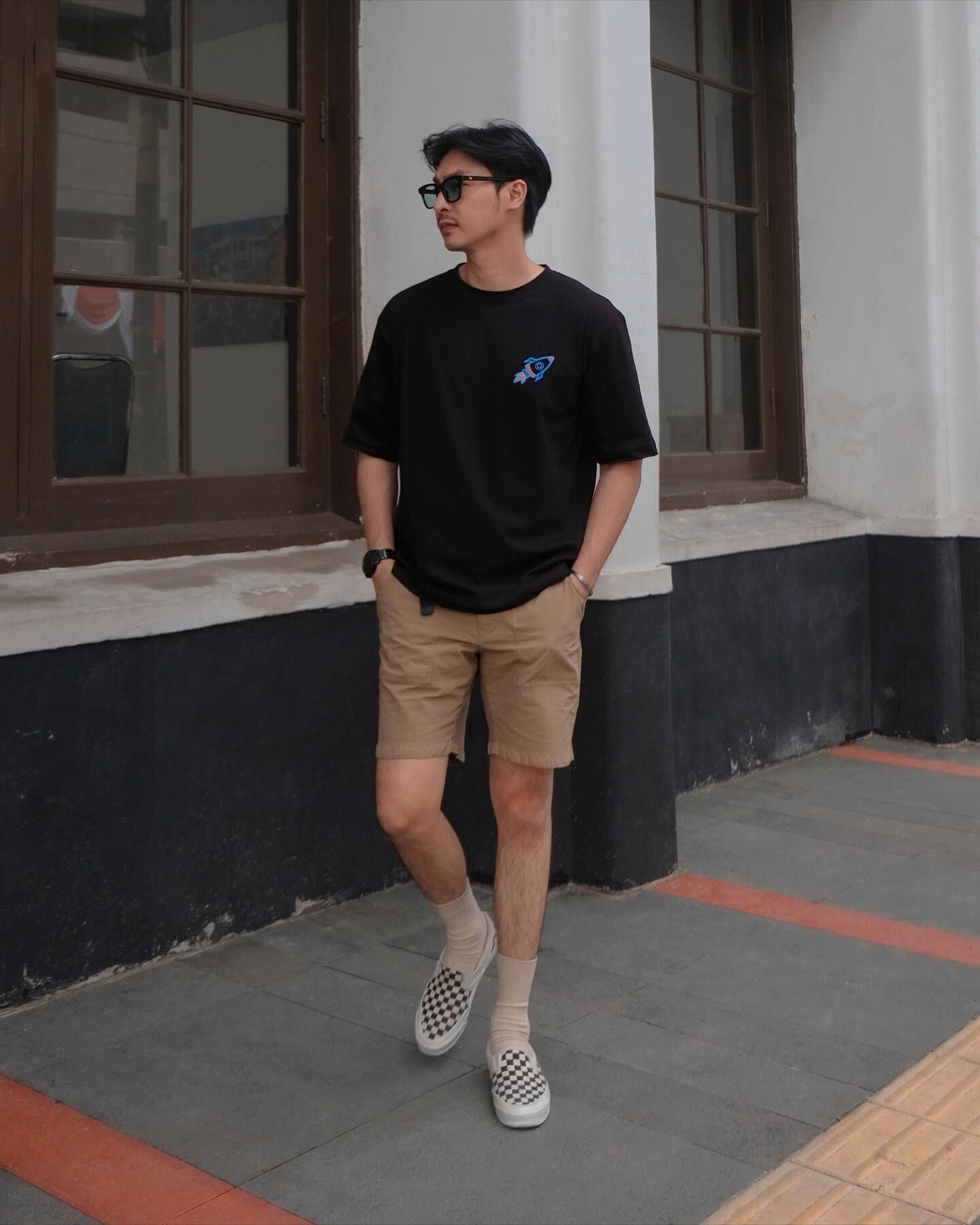 pria asia dengan celana model sekarang