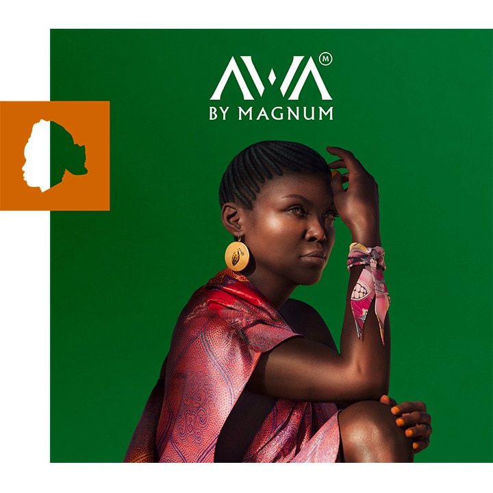 Nahaufnahme einer westafrikanischen Frau in afrikanischer Kleidung auf dunkelgrünem Hintergrund