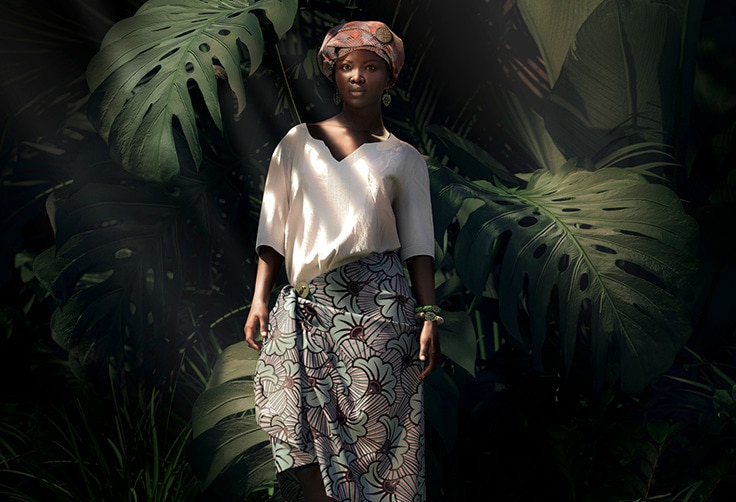 Mujer de Costa de Marfil con fondo de grandes hojas