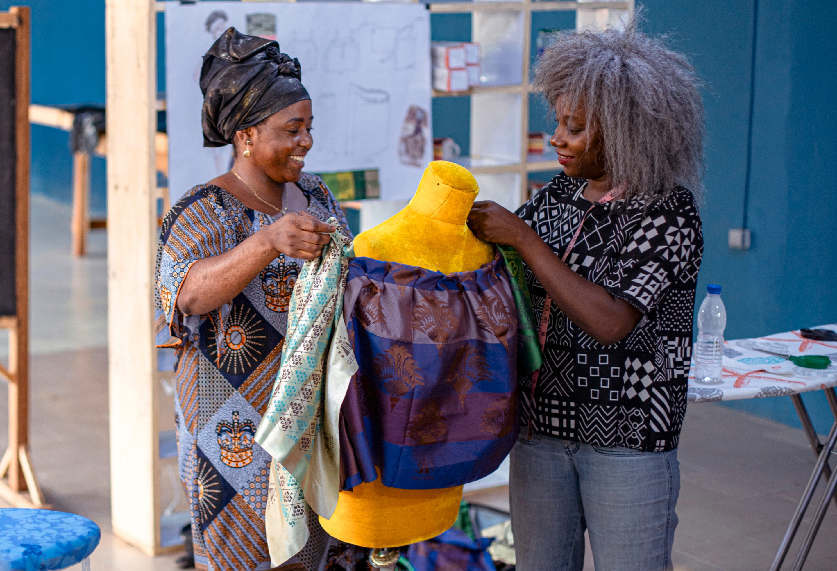 Rebecca Zoro unterrichtet eine afrikanische Frau in einem Nähkurs
