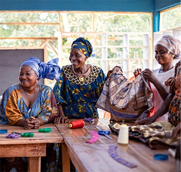 Mujeres de la comunidad agrícola de cacao en la clase de costura