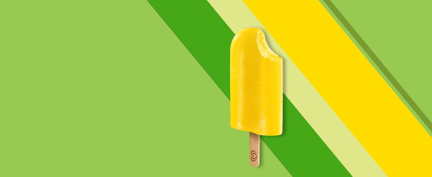 grüner Hintergrund, weiße und gelbe Streifen, Solero Eis im Vordergrund