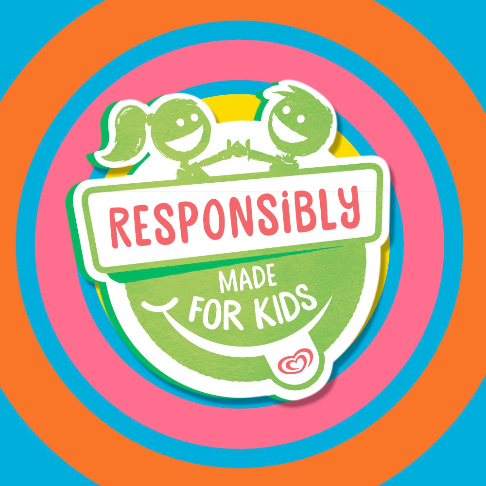 blauer Hintergrund, orange und pinke runde Streifen, Logo in grün mit Kindern, weiße und pinke Schrift die sagt, responsibly made for kids