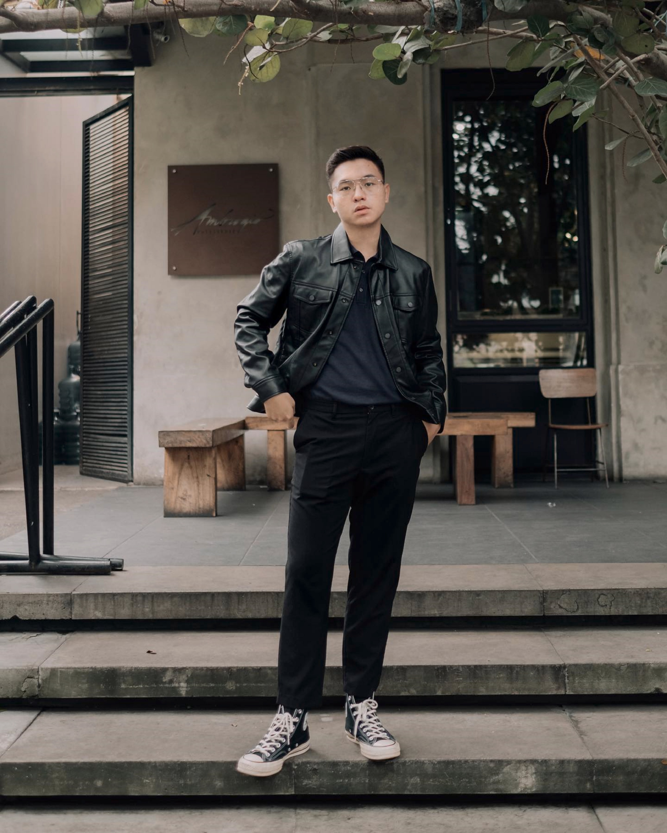 pria asia dengan outfit skena Leather Jacket + Kaos Hitam + Sneakers
