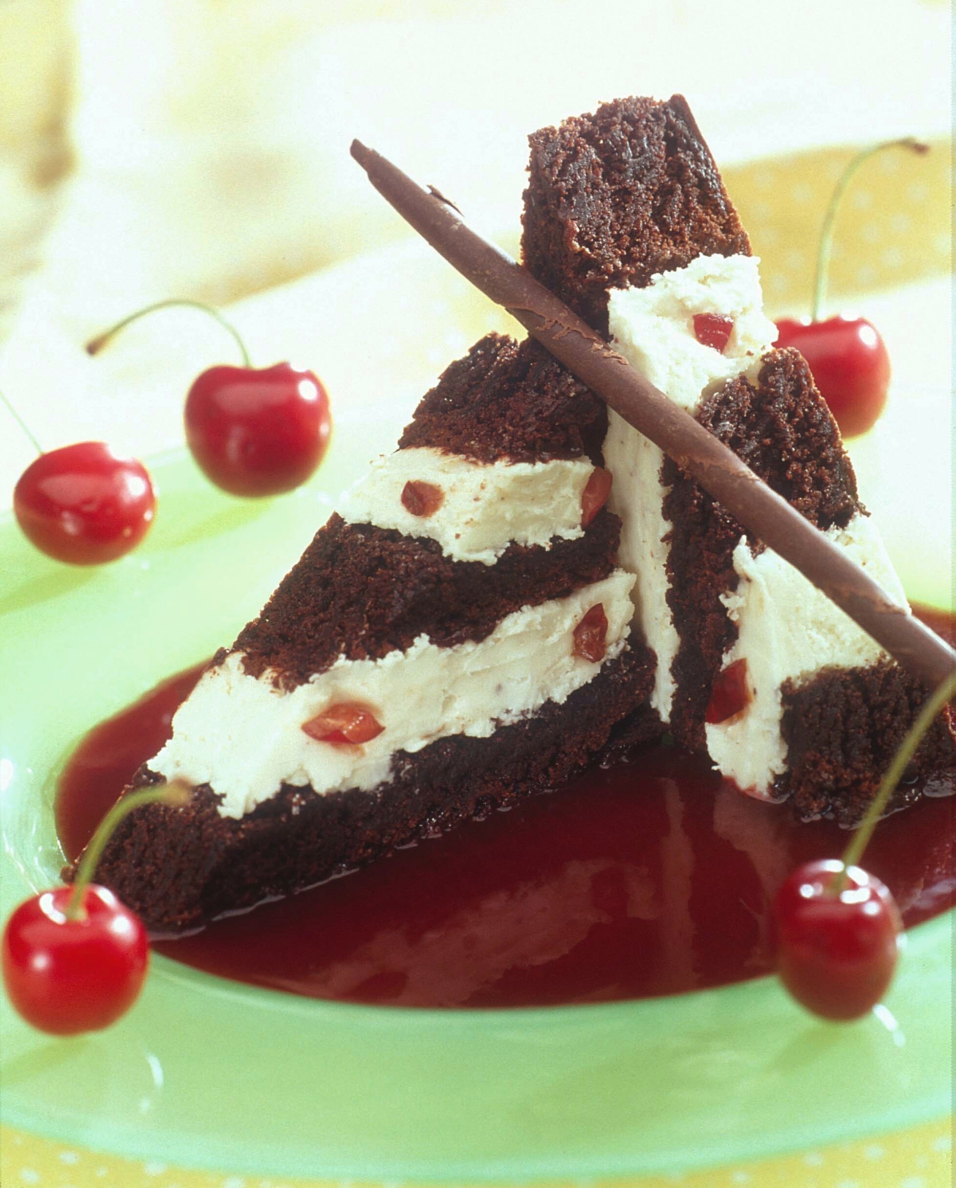 Pastel helado de chocolate y cereza