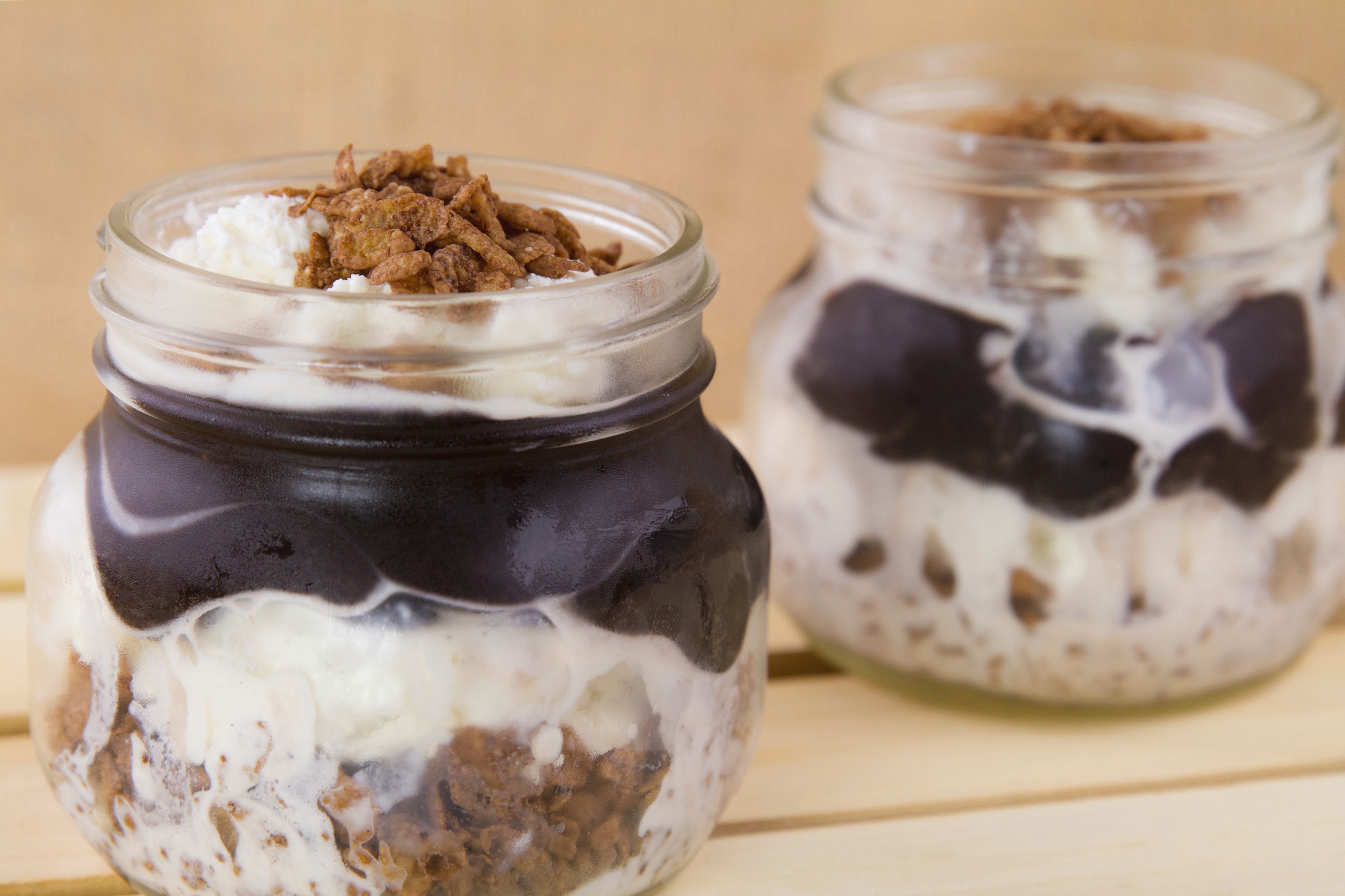 Crujiente con helado en frasco de conserva