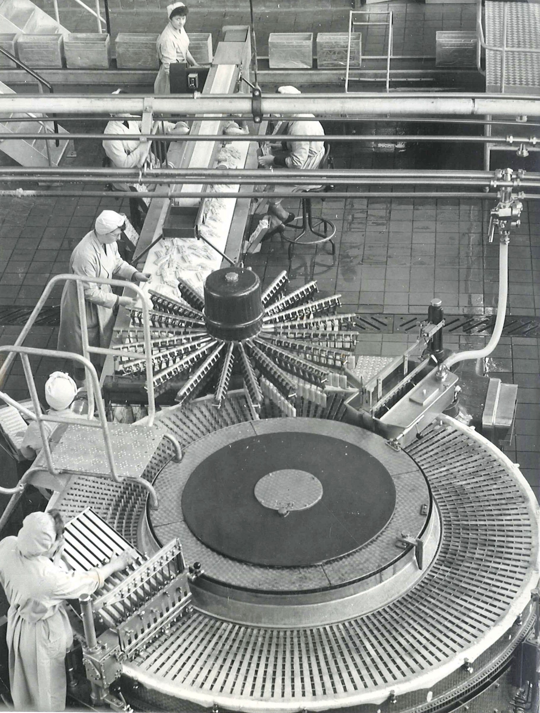 Παλιά ασπρόμαυρη εικόνα μιας μηχανής εργοστασίου παγωτού