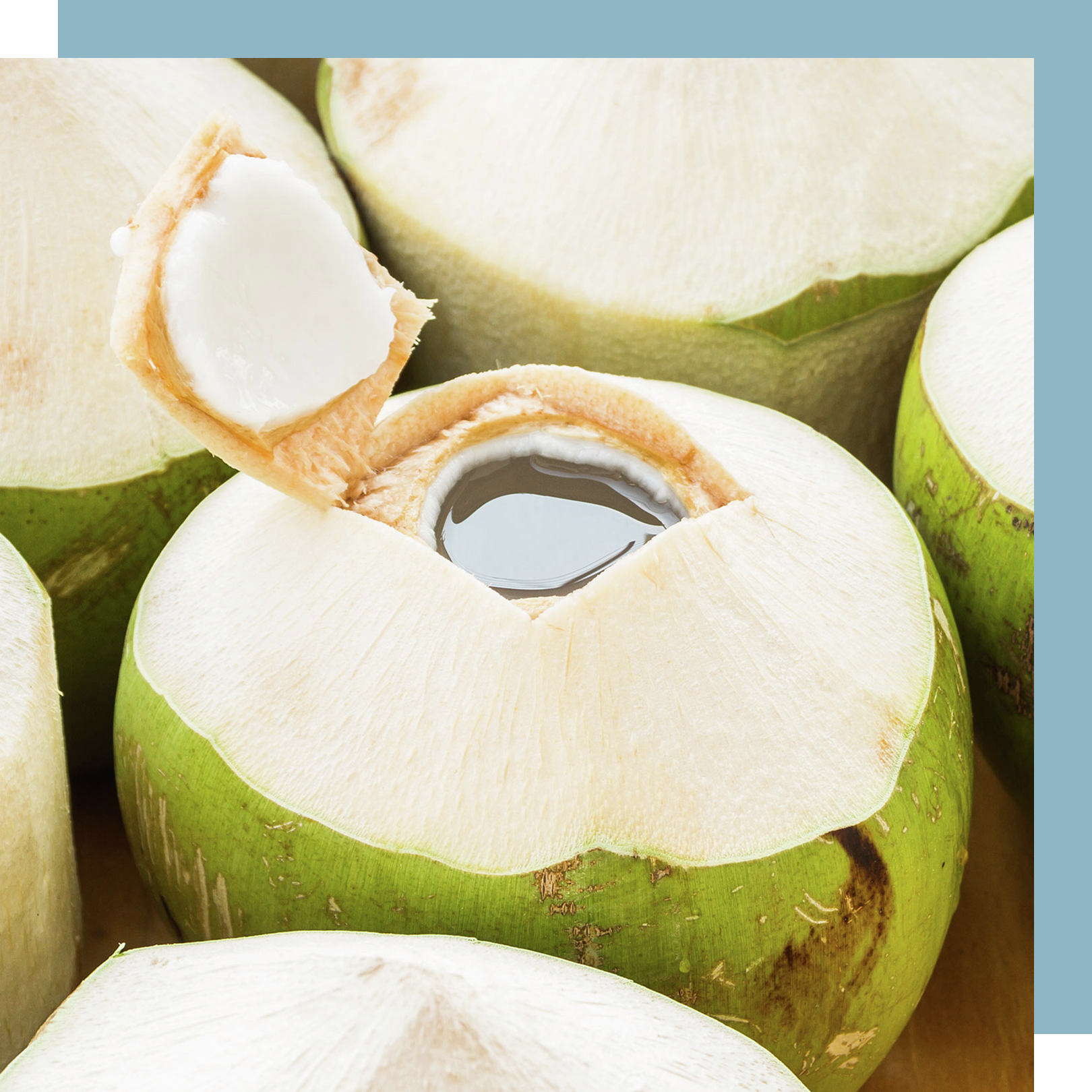 Open kokosnoot met zichtbaar water