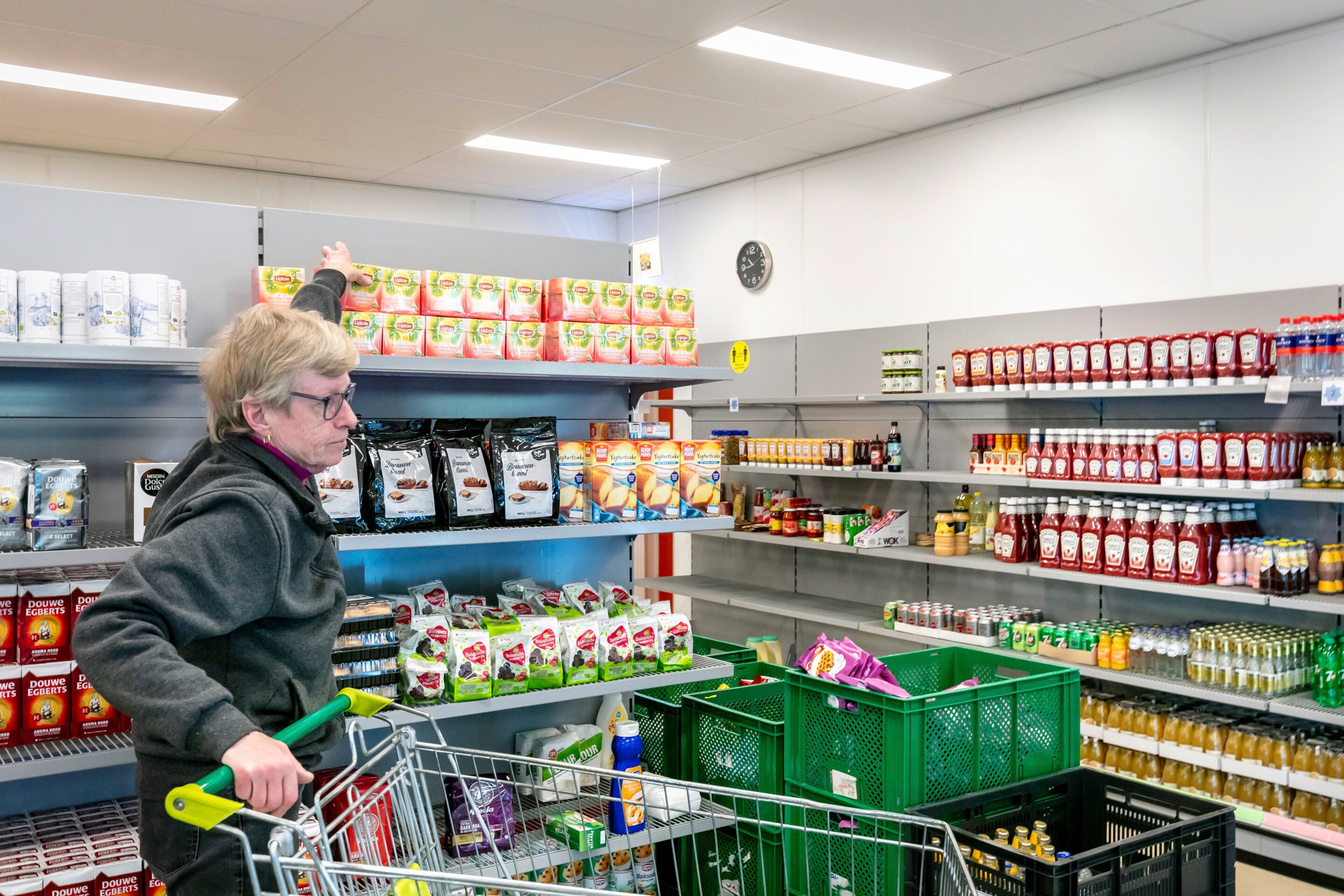 Persoon in supermarkt